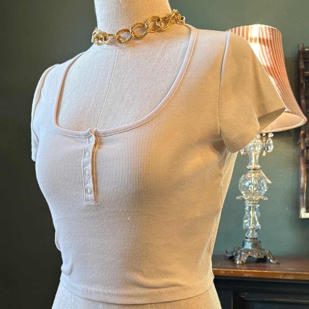 Madewell Cream Ribbed Scoop Neck Crop Top with Snap Detail - Picture 5 of 10